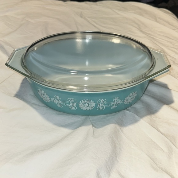 Vintage Pyrex Lace Medallion 2 1/2 Quart Casserole - Picture 3 of 16